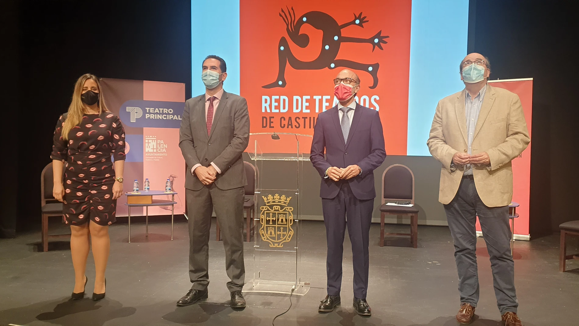 Javier Ortega, en la presentación de la programación de la Red de Teatros de Castilla y León junto al alcalde de Palencia, Mario Simón, y la concejala Laura Lombraña, entre otros