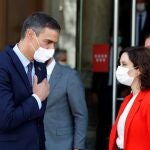 La presidenta de la Comunidad de Madrid, Isabel Díaz Ayuso, despide al presidente del Gobierno, Pedro Sánchez tras su reunión