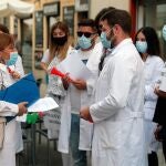 El comité de empresa del Hospital Universitario de Torrevieja se concentra en las inmediaciones del Palau de la Generalitat con trabajadores del departamento 22 para reclamar información sobre el futuro de sus 1.400 empleados. En la imagen, la lider del PPCV, Isabel Bonig, conversa con los afectados cerca de Les Corts.