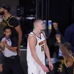 LeBron James celebra el triple de Anthony Davis ante la resignación de Nikola Jokic