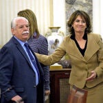 Dolores Delgado saluda al teniente fiscal del Supremo, Luis Navajas