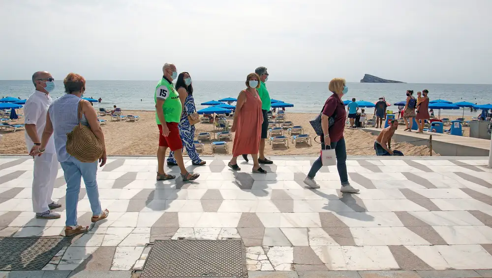 Los miembros de ACUMAFU (Asociación Cultural de Mayores de Fuenlabrada) organizaron su viaje a la capital de la Costa Blanca tras la suspensión del programa de viajes del Imserso