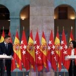 MADRID, 21/09/2020.- La presidenta de la Comunidad de Madrid, Isabel Díaz Ayuso, y el jefe del Gobierno, Pedro Sánchez, dan una rueda de prensa conjunta tras la reunión celebrada este lunes en la sede del Gobierno regional, en Madrid, para reforzar la colaboración entre ambas administraciones para doblegar la curva en uno de los territorios más castigados por la pandemia de covid-19. El encuentro se celebra el mismo día en el que entran en vigor nuevas medidas de restricción de actividad y de movilidad en 37 zonas básicas de salud de la Comunidad con una mayor incidencia acumulada de coronavirus. EFE/Emilio Naranjo