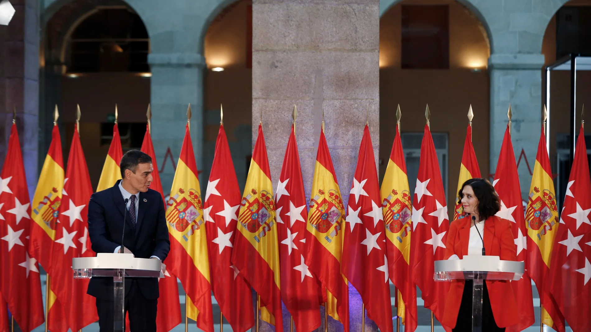 MADRID, 21/09/2020.- La presidenta de la Comunidad de Madrid, Isabel Díaz Ayuso, y el jefe del Gobierno, Pedro Sánchez, dan una rueda de prensa conjunta tras la reunión celebrada este lunes en la sede del Gobierno regional, en Madrid, para reforzar la colaboración entre ambas administraciones para doblegar la curva en uno de los territorios más castigados por la pandemia de covid-19. El encuentro se celebra el mismo día en el que entran en vigor nuevas medidas de restricción de actividad y de movilidad en 37 zonas básicas de salud de la Comunidad con una mayor incidencia acumulada de coronavirus. EFE/Emilio Naranjo