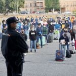 Varios alumnos aguardan en filas a su llegada a la Escuela Nacional de Policía de Ávila