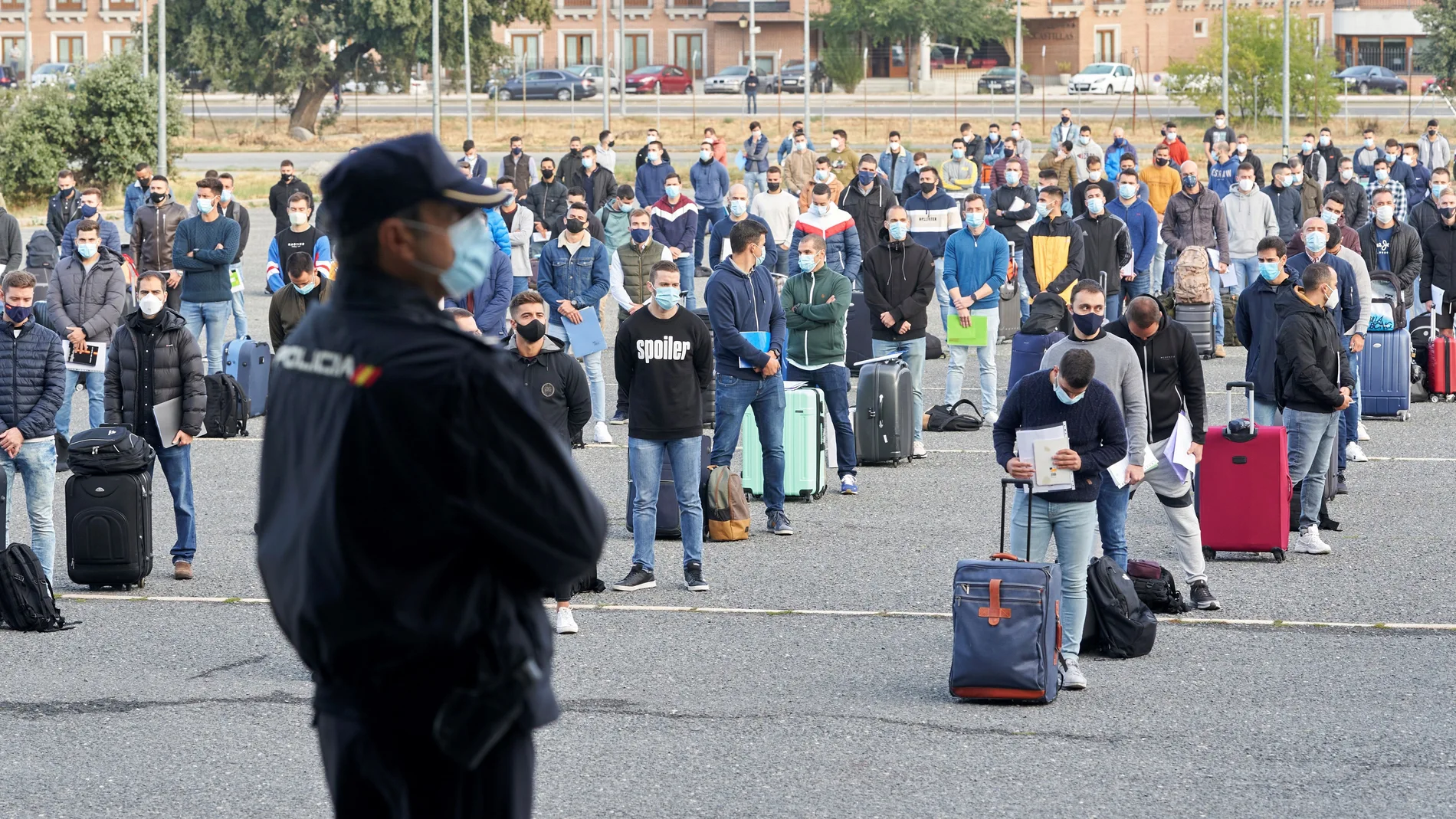 Varios alumnos aguardan en filas a su llegada a la Escuela Nacional de Policía de Ávila