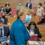 La consellera de Sanidad de la Generalitat Valenciana, Ana Barceló, pasa por delante del presidente Ximo Puig y la vicepresidenta Mònica Oltra en Les Corts