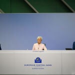 Luis de Guindos (izquierda) junto a la presidenta del BCE, Christine Lagarde