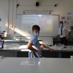 El profesor sevillano José Manuel Zarzoso durante una de las clases que imparte en un colegio de Dubái