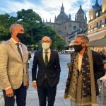 El consejero de Cultura y Turismo, Javier Ortega, junto al Delegado Territorial José Mazarías y el diputado de Cultura, José María Bravo, en la Plaza Mayor de Segovia, minutos antes de entrar al teatro Juan BravoEUROPA PRESS22/09/2020