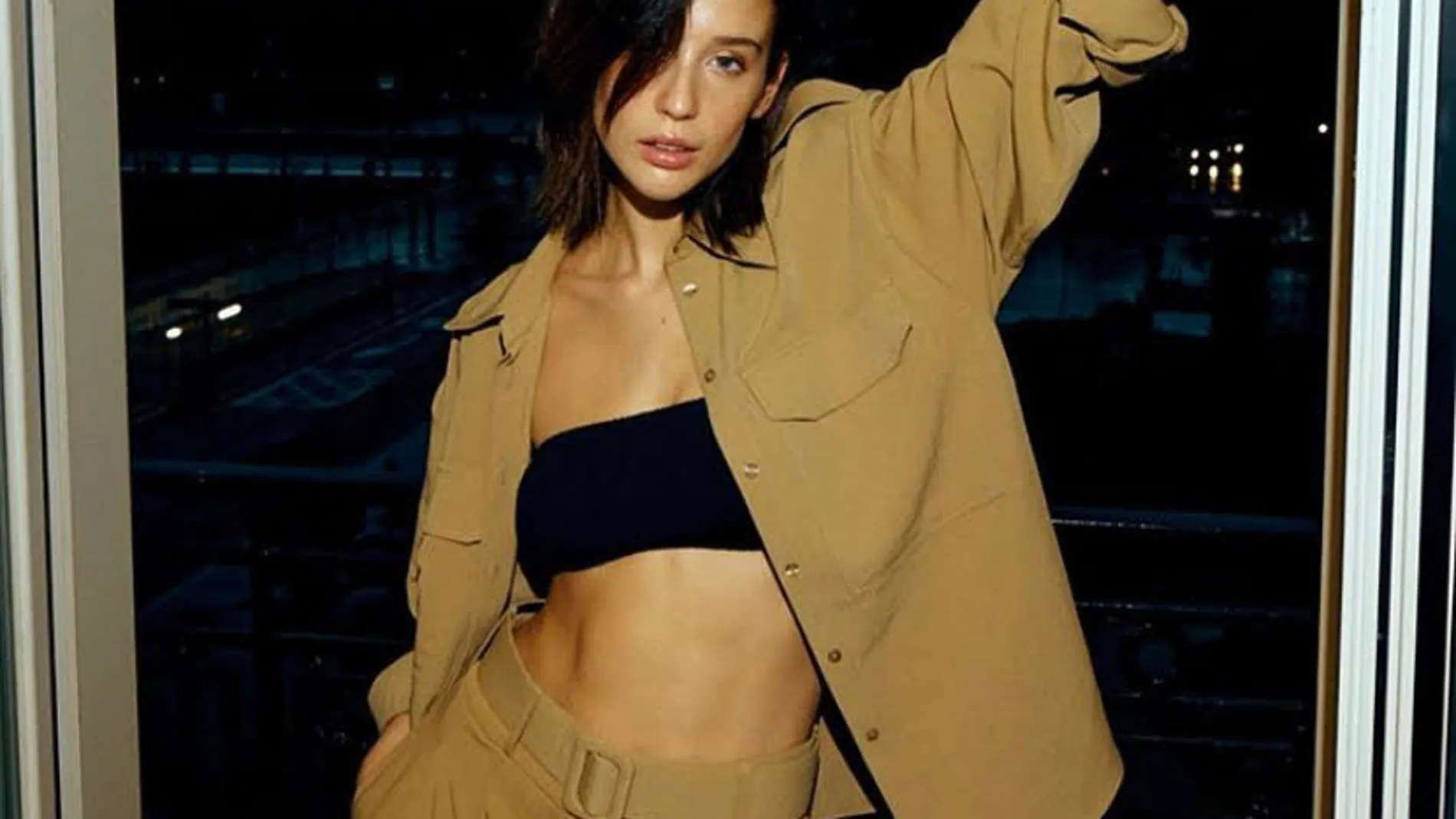 María Pedraza nos enseña como seguir llevando el bikini en otoño.