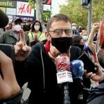 Carlos Monedero durante la protesta en la plaza de la Asamblea de Madrid en contra de las medidas de restricción de movimientos de la Presidenta de la Comunidad de Madrid.