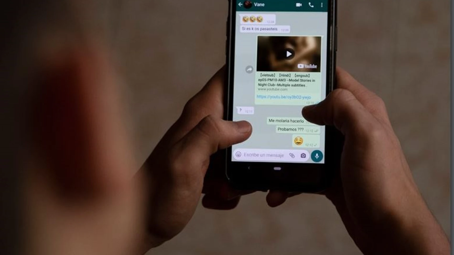 Un adolescente consultando el móvil