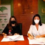 Ana Cabrera, responsable de Solidaridad Social y Educación de la Fundación Unicaja, y Victoria Marín, en representación de la asociación Altamar, en la firma del convenio para proyecto de ayuda básica