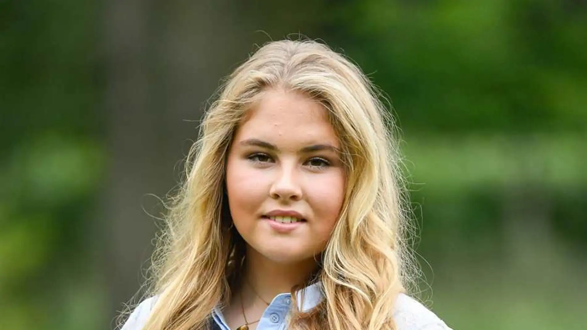 Amalia de Holanda en los jardines del palacio Huis ten Bosch durante el tradicional posado estival de la familia real