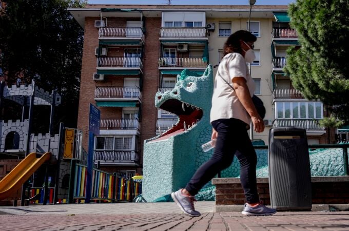 Parque infantil 'El Dragón de La Elipa'. Ciudad Lineal es uno de los seis distritos de la capital que posee zonas básicas de salud (Doctor Cirajas, Ghandi, Daroca y La Elipa) en las que la Comunidad de Madrid aplica limitaciones para controlar la pandemia del coronavirus.