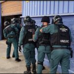 Agentes de la Guardia Civil, en el momento de entrar en una de las naves