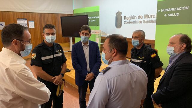 El consejero mantiene un encuentro con los mandos a cargo de estas tareas, a quienes ha agradecido su colaboración