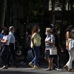 Personas con mascarilla caminan por una calle de Córdoba