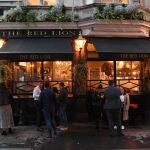 Grupos de personas en un pub en Londres