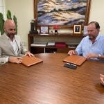 El presidente de la Asociación Empresarial Alimentos de Andalucía (Landaluz), Álvaro Guillén Benjumea, y el presidente de la Fundación Caja Rural del Sur, José Luis García-Palacios, renuevan el convenio de colaboración