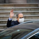 El ex president de la Generalitat, Quim Torra, saluda al entrar en un coche tras su salida del Tribunal Superior de Justicia de Cataluña –TSJC-, en Barcelona, a 23 de septiembre de 2020. David Zorrakino / Europa Press