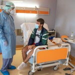 Un médico visita a un enfermo de coronavirus de 25 años en un hospital de Roma