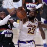 LeBron James tapona un lanzamiento de Paul Millsap
