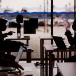 Unas personas dialogan en una zona del salón del Palacio de Ferias y Congresos de Málaga donde tiene lugar la Startup Europe Smart Agrifood Summit