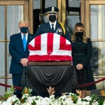 El presidente estadounidense, Donald Trump, y su mujer Melania Trump, durante su breve visita a la capilla ardiente de la jueza Ruth Bader Ginsburg