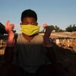 Un joven trabajador de un cementerio de Río de Janeiro trabaja en el mantenimiento y desinfección de las lápidas para evitar posibles infecciones de coronavirus.24/09/2020