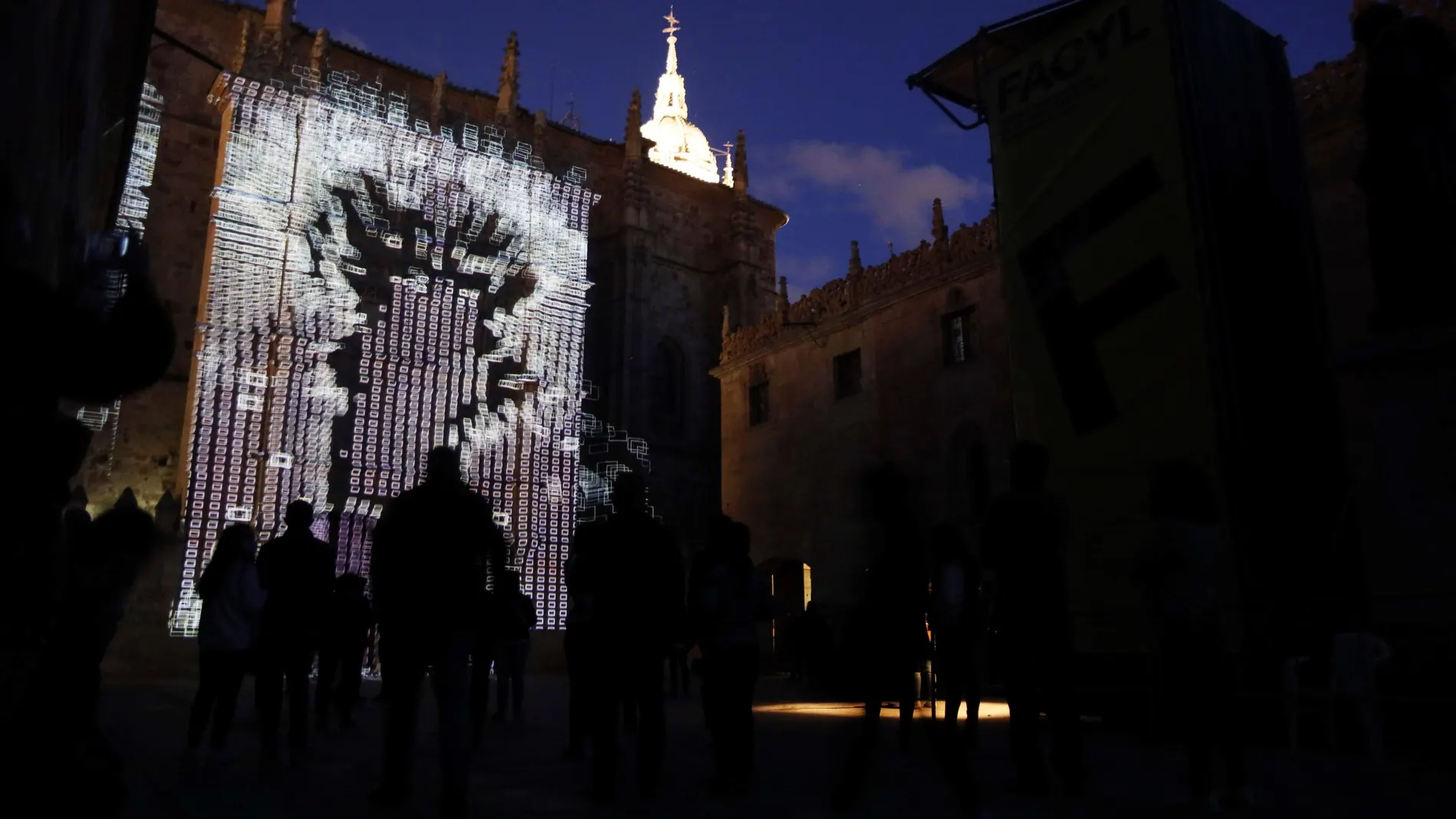 GRAF069. SALAMANCA, 24/09/2020.- La fachada histórica de la Universidad de Salamanca proyecta la instalación del mapping 'Dancing House', del artista y compositor austriaco Klaus Obermaier, dentro del Festival Internacional de las Artes de Castilla y León (FACYL), este jueves en Salamanca. La proyección se inicia a las 21 horas y el acceso es libre para disfrutar de una obra de arte multimedia, de un artista como Klaus Obermaier, que es reconocido como un revolucionario en nuevas formas artísticas. EFE/J.M.GARCIA