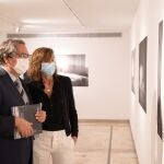 El presidente de la Fundación Cajasol, Antonio Pulido, ha inaugurado la nueva exposición que alberga la Sala Murillo, 'El tiempo vencido' de Anuca Aísa, y comisariada por Pepe Cobo.