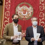 El presidente de la Diputación de Valladolid, Conrado Íscar, entrega a Germán Delibes el libro