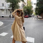 María Pombo nos enseña como llevar la gabardina este otoño.