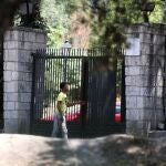 Un joven pasa por la puerta del centro de primera acogida de menores extranjeros no acompañados (menas) situado en la zona de Casa de Campo