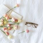 En la imagen, un libro y unas rosas.