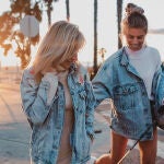En la imagen, la influencer Debi Flügge pasea con su tía.