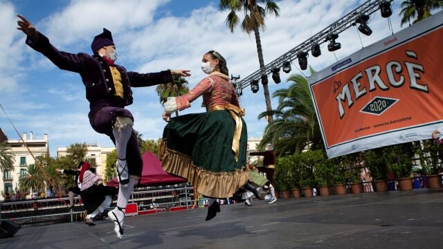 Un momento del Toc de Mercè en el Moll de la Fustal, con la participación de gigantes, cabezudos y el Seguici de la Ciuta