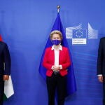 El primer ministro húngaro, Viktor Orban, y su homólogo checo Andrej Babis junto a la presidenta de la Comisión Europea, Ursula von der Leyen , hoy en Bruselas