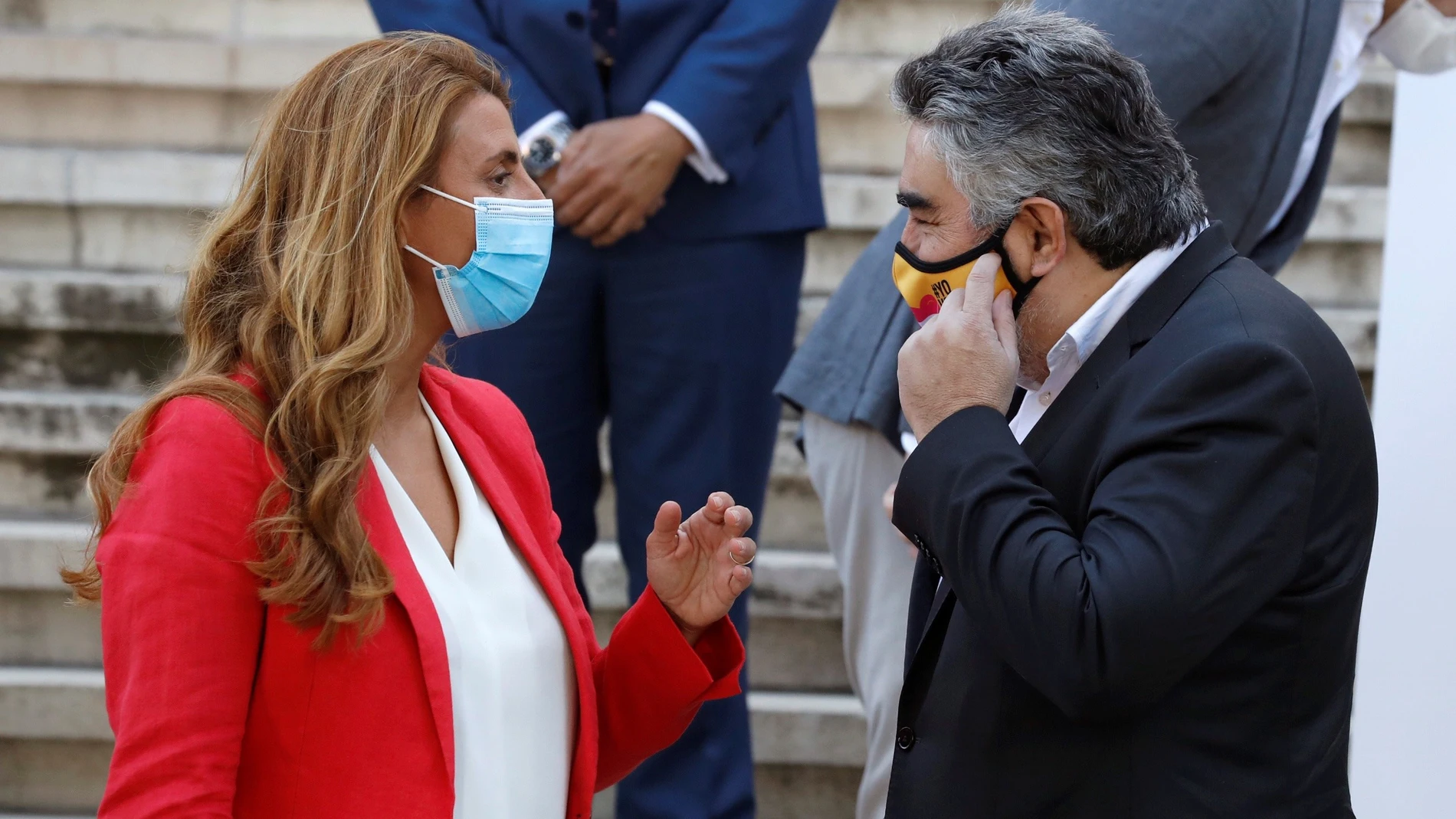 El ministro de Cultura, José Manuel Rodríguez Uribes conversa con Carlota Navarrete, directora de la Coalición de Creadores e Industrias de Contenidos Digitales, en el ámbito de la presentación del Observatorio de Piratería y Hábitos de Consumo de Contenidos Digitales 2019, este viernes, en la Biblioteca Nacional, en Madrid.