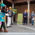 El presidente de la Diputación de Segovia, Miguel Ángel de Vicente, y el diputado de Cultura, José María Bravo, inauguran la exposición