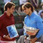 Federer y Nadal, tras una de las finales, la de 2011, que el español le ganó al suizo en Roland Garros