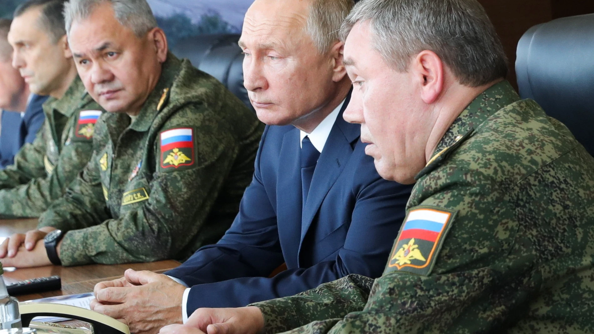 Vladimir Putin, junto al ministro de Defensa ruso, Serguei Shoigu (dcha) y el viceministro de Defensa, Valery Gerasimov (izda.), en septiembre de 2020