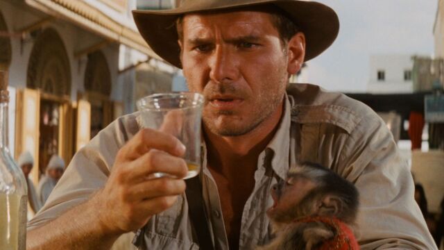 Indiana Jones, con un vaso Duralex