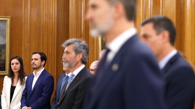 Irene Montero, titular de Igualdad, Alberto Garzón, ministro de Consumo, momentos antes de jurar o prometer ante el rey en el acto de toma de posesión, con el presidente del Gobierno, Pedro Sánchez presente, en el Palacio de la Zarzuela.