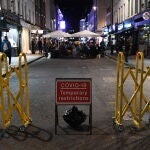 El Gobierno británico obliga a pubs y restaurantes a cerrar a las diez de la noche