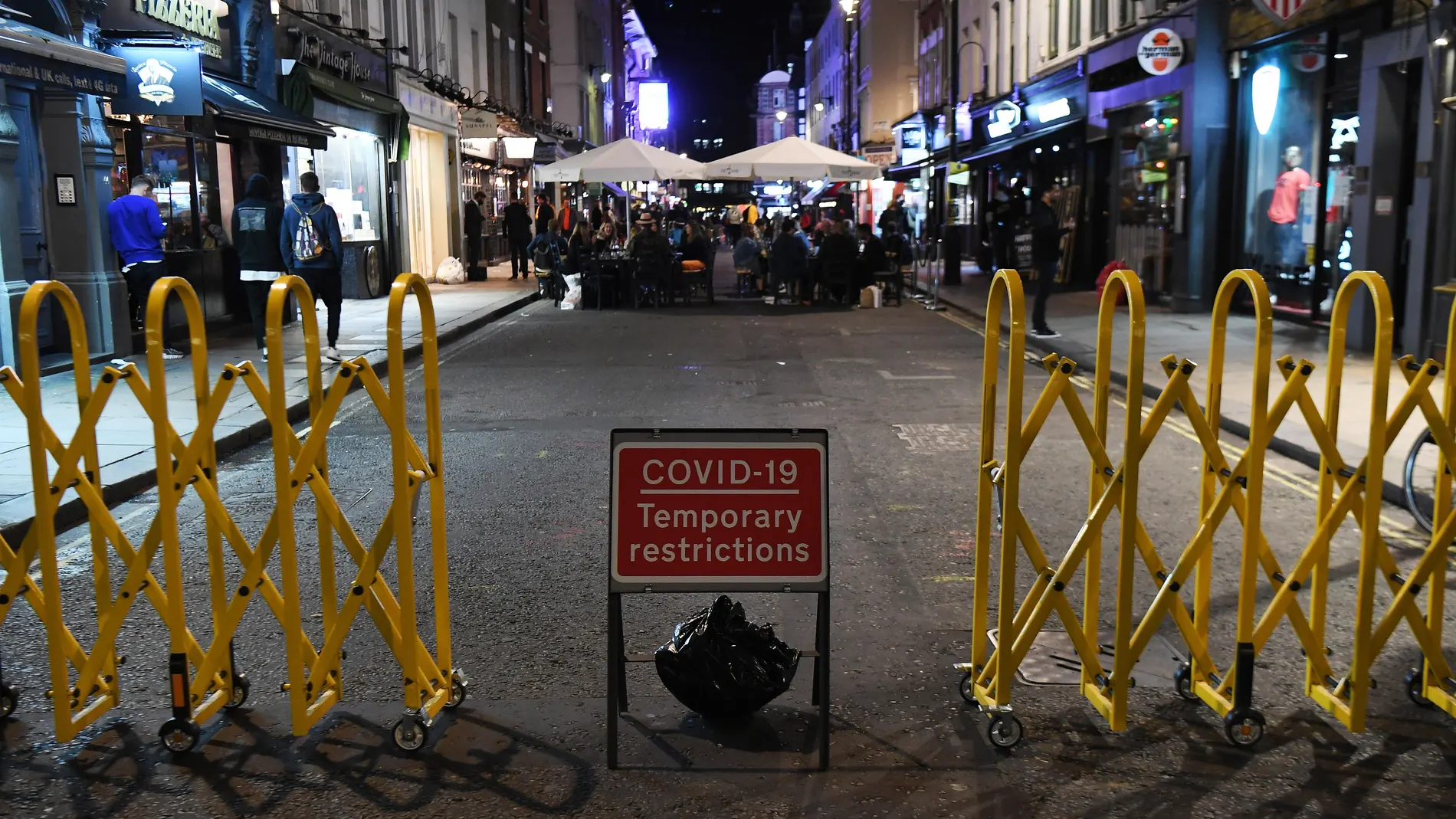 El Gobierno británico obliga a pubs y restaurantes a cerrar a las diez de la noche