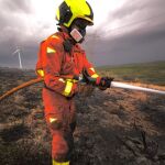 Un bombero trata de sofocar el incendio en Buñol
