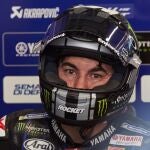 El piloto español del equipo Monster Energy Yamaha Maverick Viñales en el box durante la segunda sesión de entrenamientos libres del Gran Premio de Cataluña de Moto GP que se celebra en el circuito de Barcelona en Montmeló (Barcelona).
